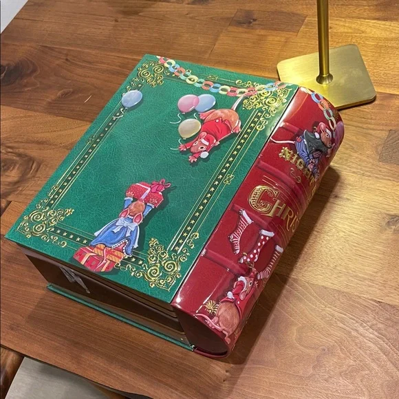 Christmas Storybook with Mice Illustration tin gift box - Picture 5 of 10
